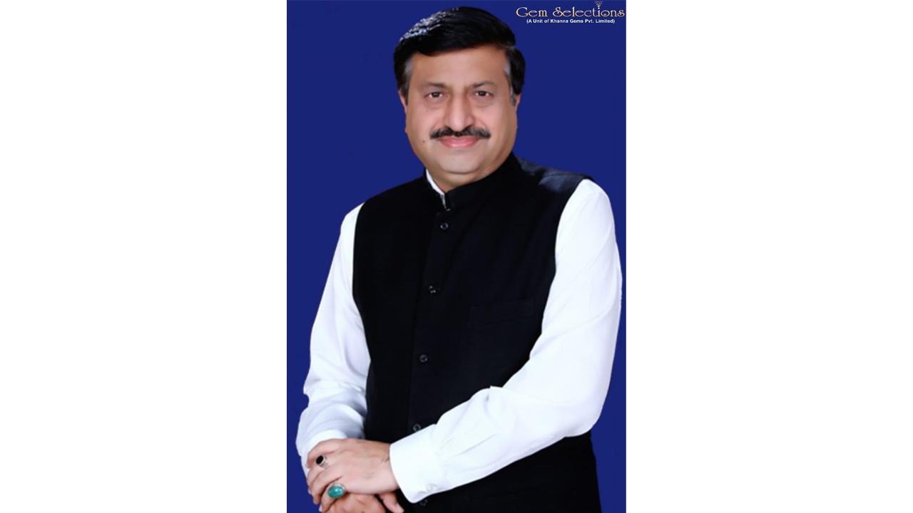 Astrologer Pankaj Khanna guides people about the power of gemstones