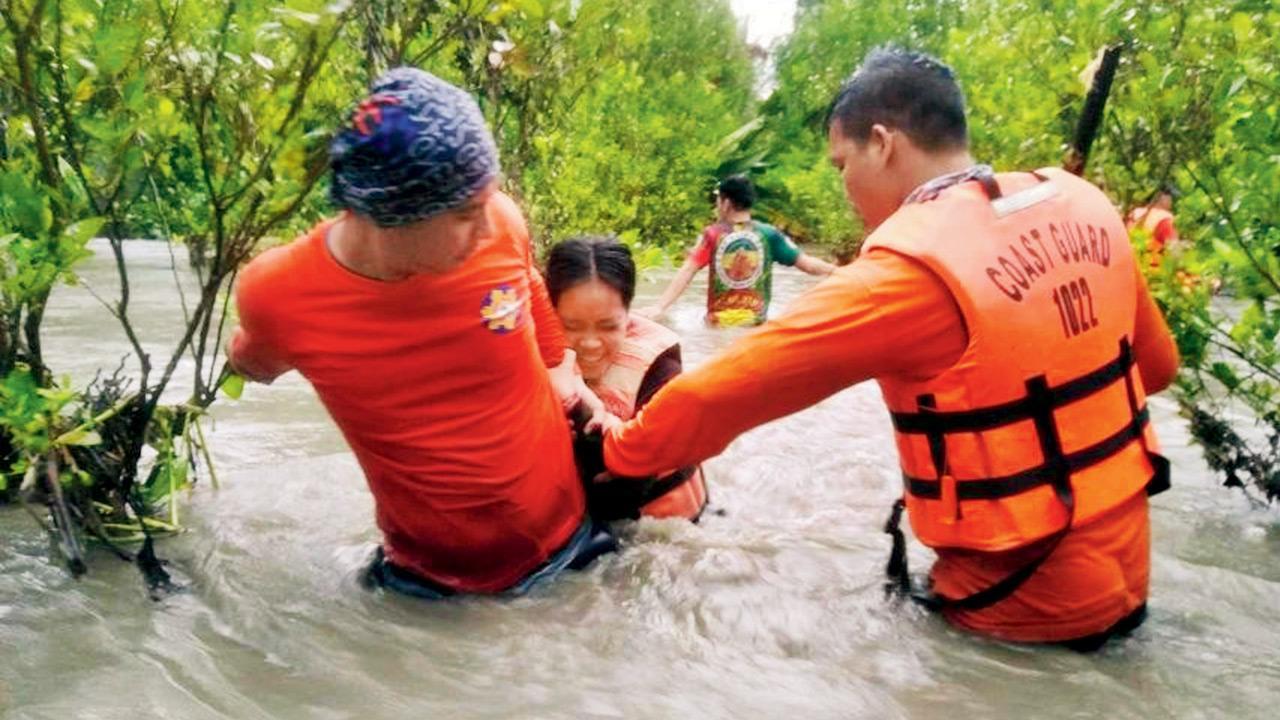 Monsoon rain floods Philippine villages