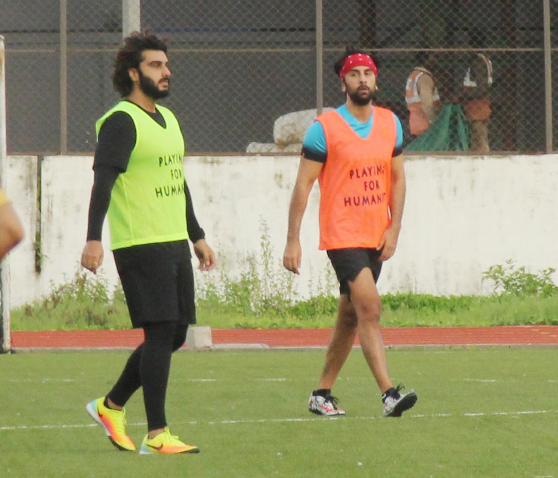 Like before, Ranbir Kapoor and other celebs have started their weekly football games at the popular ground in Bandra. Last week, Ranbir along with Arjun Kapoor and other B-Town and Telly folk had come in for the football match at the Bandra ground.