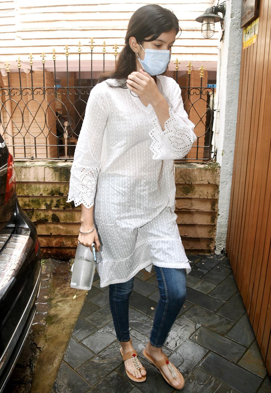 Sanjay and Maheep Kapoor's daughter Shanaya, who is friends with Ananya Panday, came in to offer her condolence to the family.