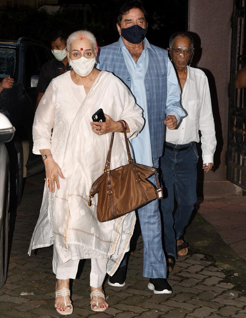 Veteran actor Shatrughan Sinha and wife Poonam also came in to offer their condolences to Chunky Panday and his family at their Bandra residence.