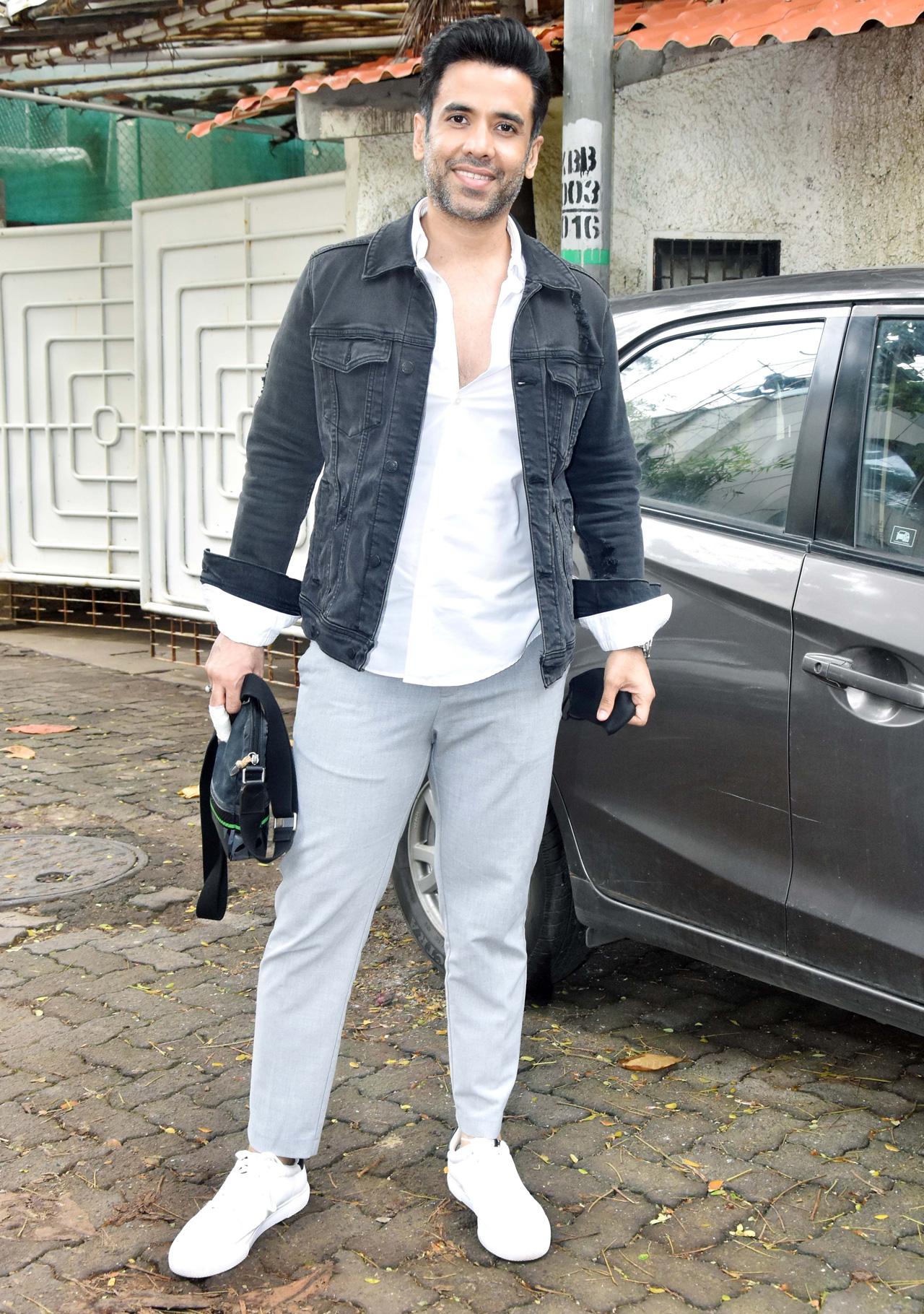 Tusshar Kapoor was all smile as he attended the special screening of good friend Esha Deol's 'Ek Duaa' at a preview theatre in Juhu.