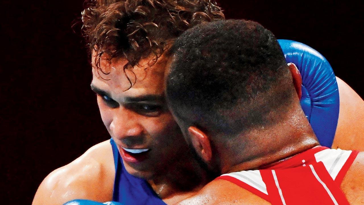 Moroccan boxer Baalla tries to bite opponent