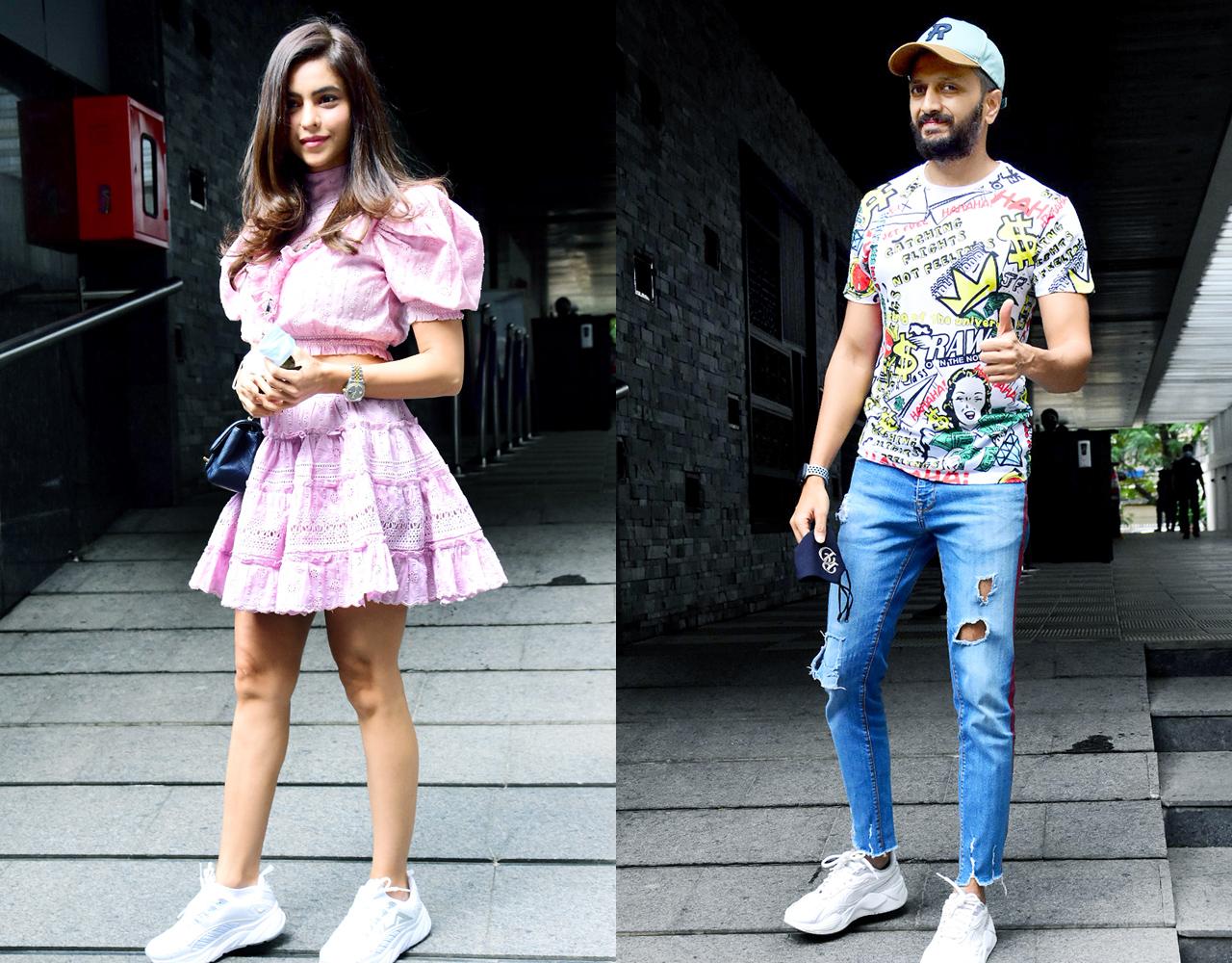 'Ek Villain' couple, Aamna Sharif and Riteish Deshmukh were snapped outside a popular restaurant in Bandra, Mumbai. Aamna looked gorgeous in a pink mini skirt, paired with a crop top, while Riteish kept it funky print t-shirt and ripped jeans for the lunch outing.
