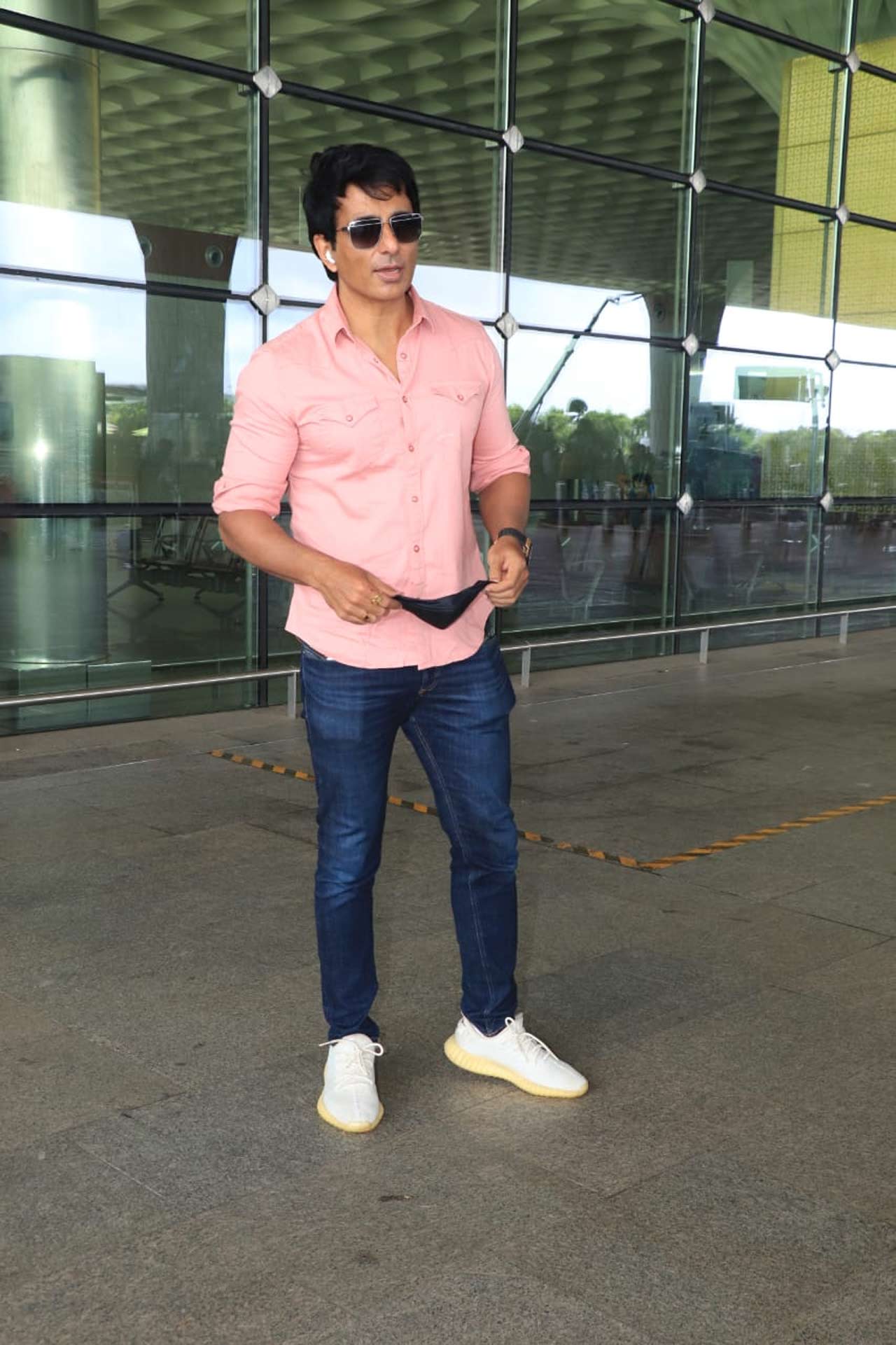 Sonu Sood posed for the paparazzi when clicked at the Mumbai airport. On the film front, Sonu will feature in Chiranjeevi-starrer upcoming Telugu movie 'Acharya'. He also has 'Prithviraj', co-starring Akshay Kumar, in the pipeline. 