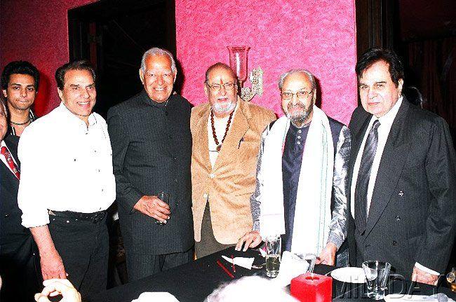 A rare picture of Hindi film industry's legendary actors Dilip Kumar, Dharmendra, Dara Singh, Shammi Kapoor and Pran together in one frame