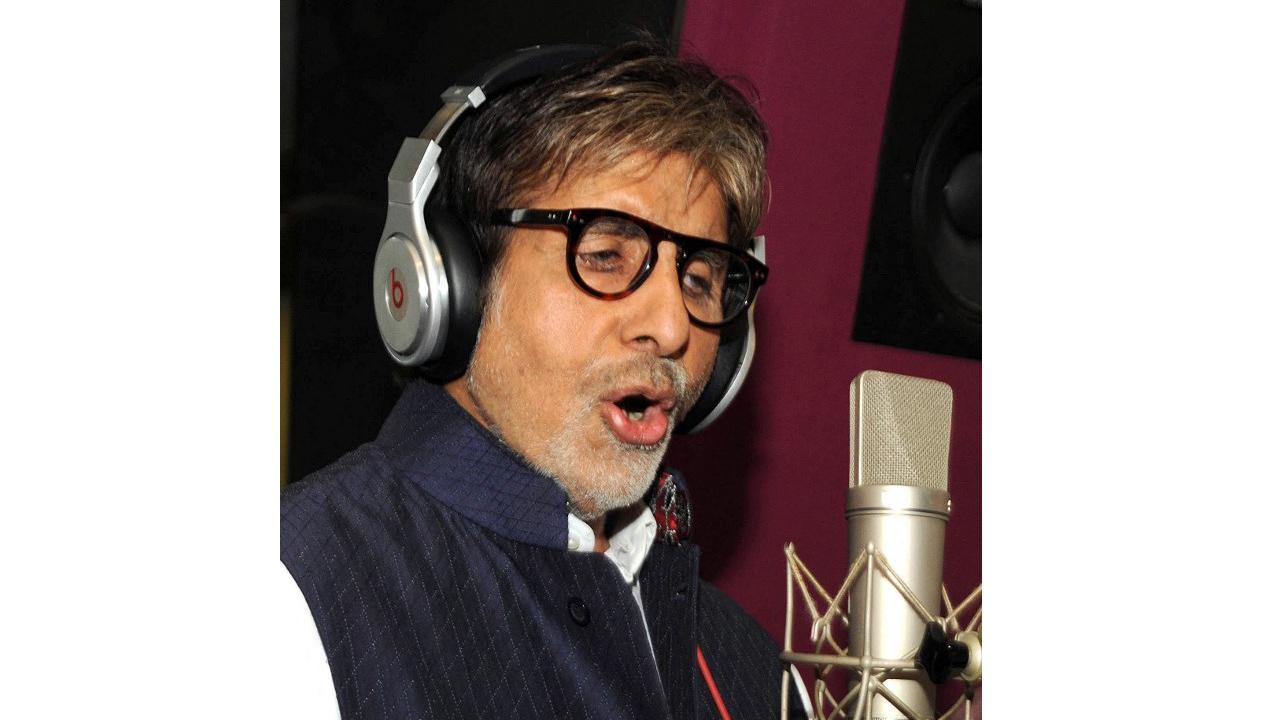 Amitabh Bachchan turns DJ during schedule wrap-up party of 'Goodbye'