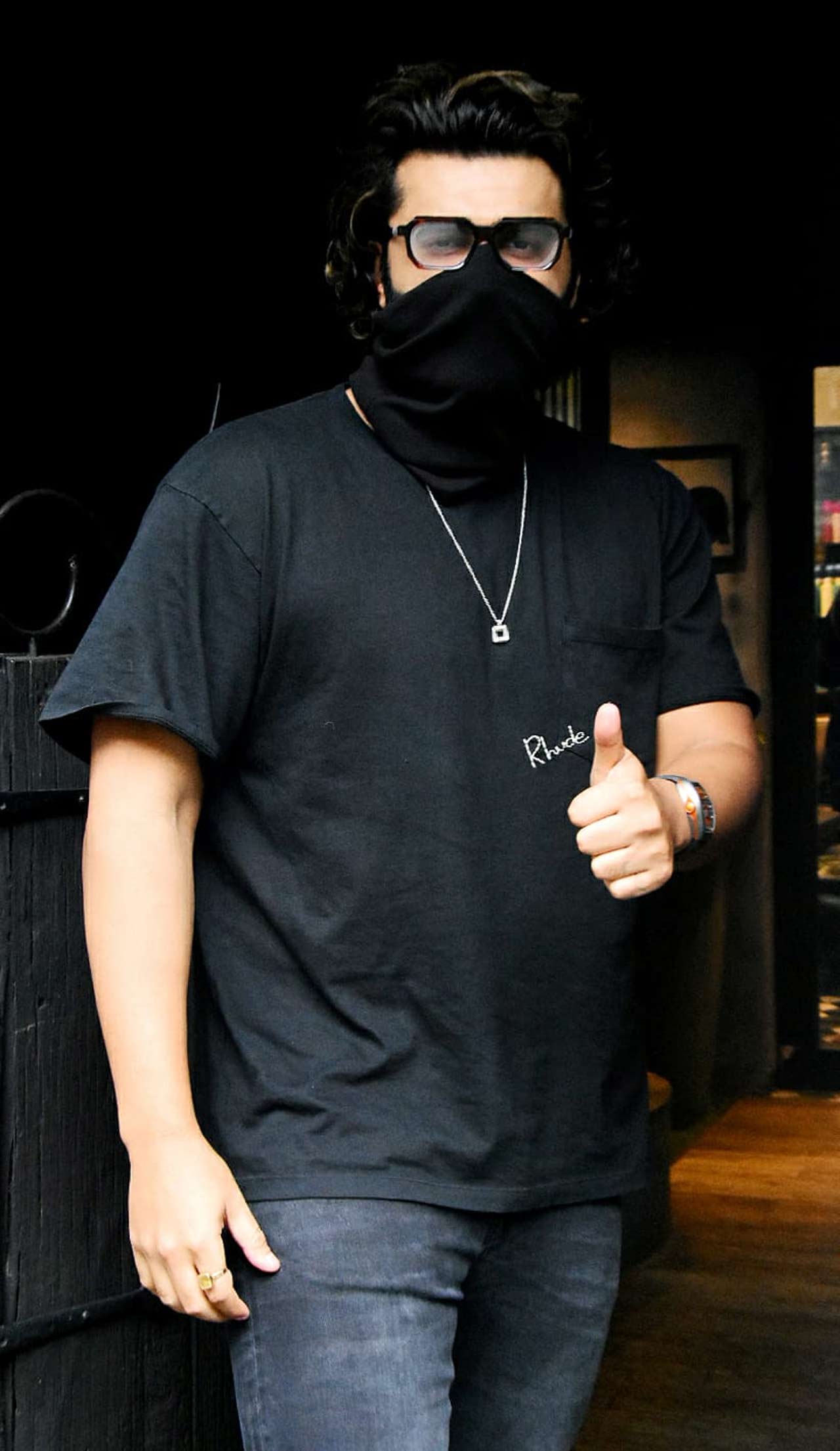 <p>Arjun Kapoor, who was last seen in Sandeep Aur Pinky Faraar, posed for the paparazzi when clicked at a salon in Bandra, Mumbai. Now, the actor is all set to take up challenging roles after his stint in the digital release.</p>