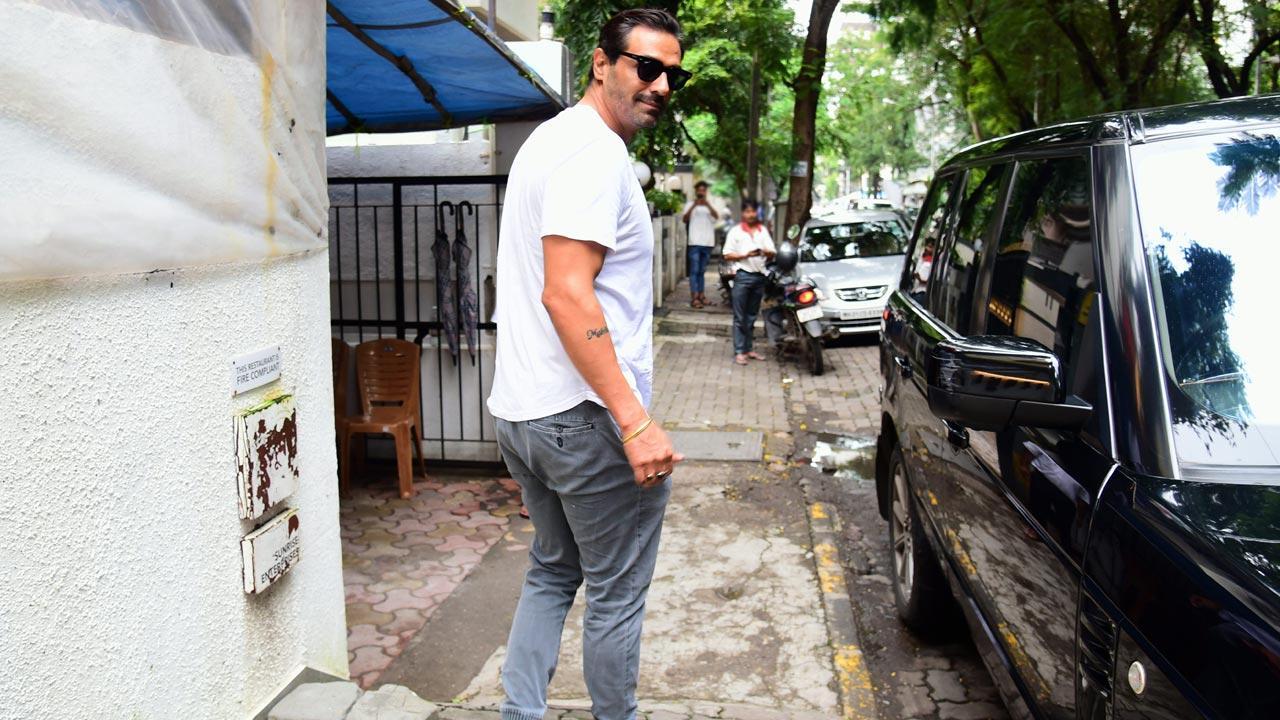 Arjun Rampal gives a glimpse of his 'daddy's day out'