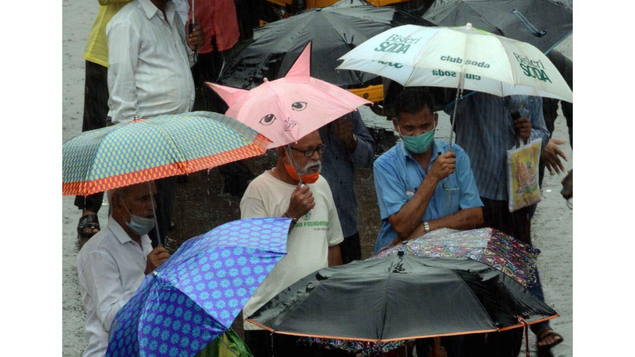 Commuters at Bandongri as heavy rains lash parts of Mumbai. Pic/ Satej Shinde