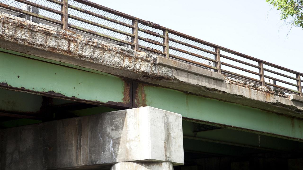 Thane: Bridge in Kalyan develops cracks, closed for traffic