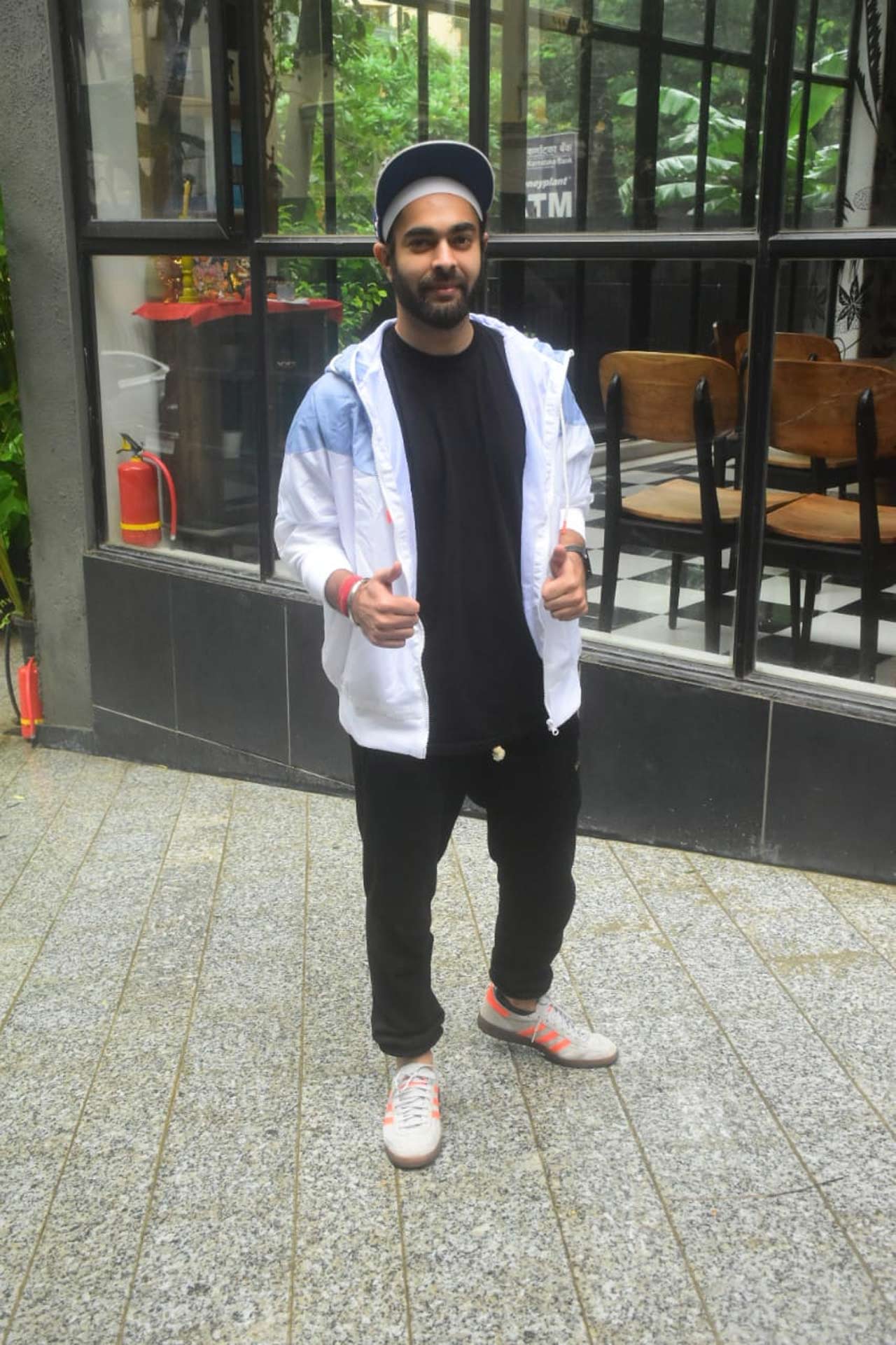 Manjot Singh gives a double thumbs up to the photographers as he arrived for the special screening of his show Chutzpah. Living up to the title, the new-age web show ‘Chutzpah’ highlights the relevance of the internet and social media in everyone’s life, which has caught the fancy of the viewers.