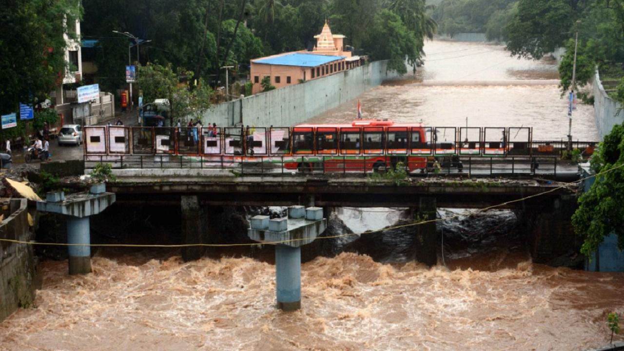 Red rain alert for five Maharashtra districts, 'orange' warning for Mumbai