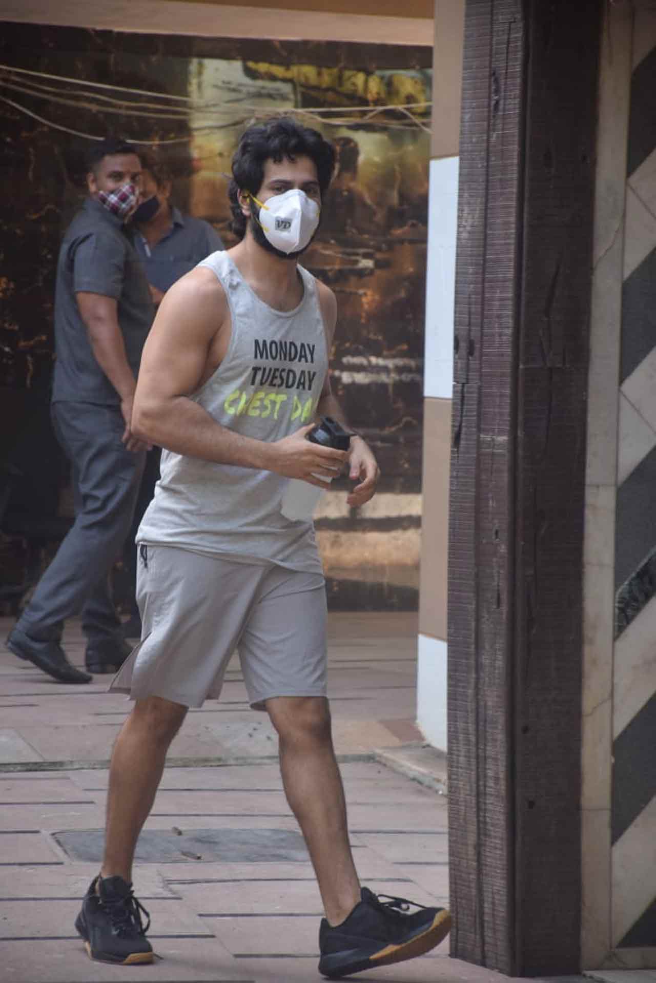 Varun Dhawan has kickstarted his workout journey once again ever since the gyms have been reopened after the unlock in Mumbai. Varun will be seen in the film 'Jug Jugg Jeeyo', also starring Anil Kapoor, Neetu Kapoor and Kiara Advani. He will also be seen in the supernatural thriller 'Bhediya'. Directed by Amar Kaushik and penned by Niren Bhatt, the film also stars Kriti Sanon and Deepak Dobriyal and is slated to hit the screens on April 14, 2022.