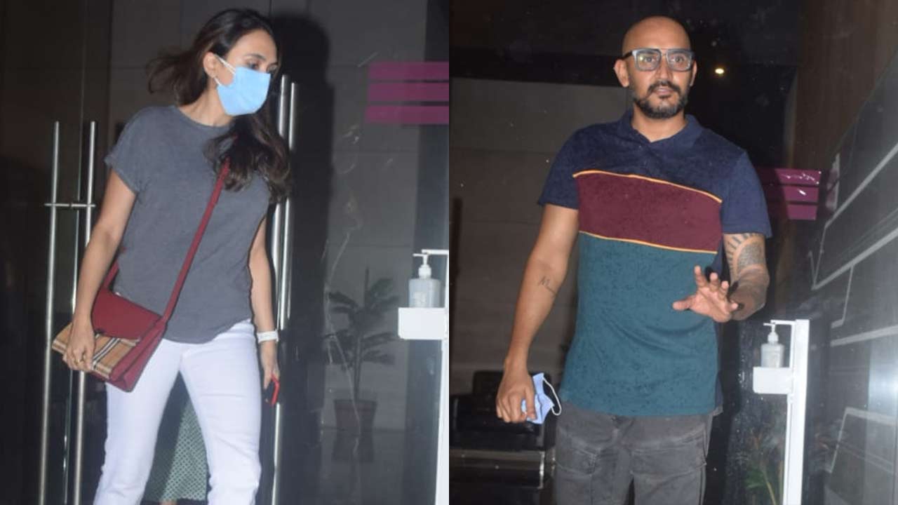 Later in the day, Dhawans - Natasha, Varun, Janhvi were clicked at Shashank Khaitan's residence.