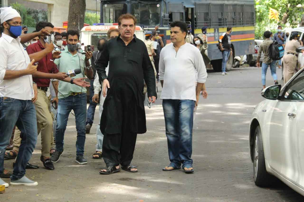 Veteran actor Raza Murad, who is among the few celebrities to share the screen space with Dilipji, also came in to pay his respects at Dilip Kumar's residence in Bandra.