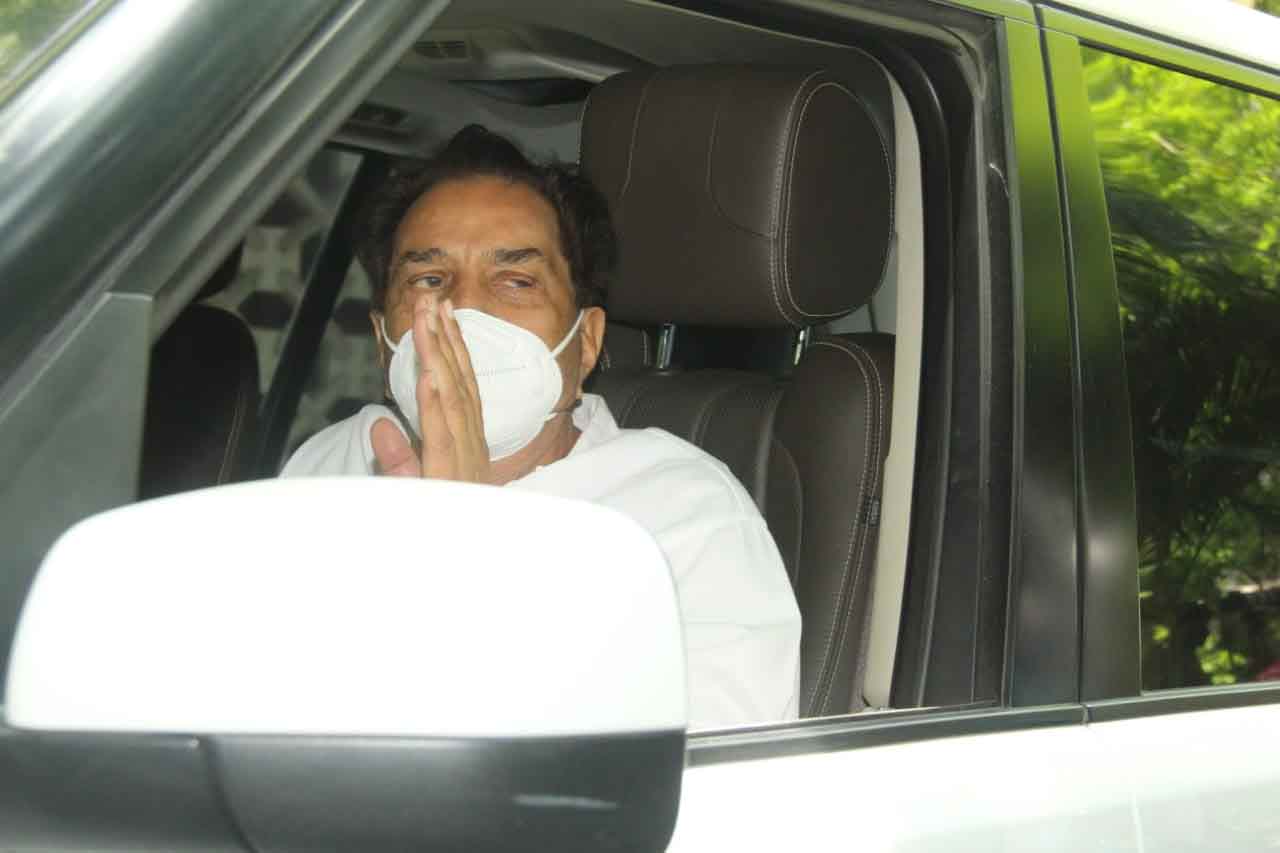 Veteran actor Dharmendra also came in to pay his respects to Dilip Kumar. Dharmendra said, 