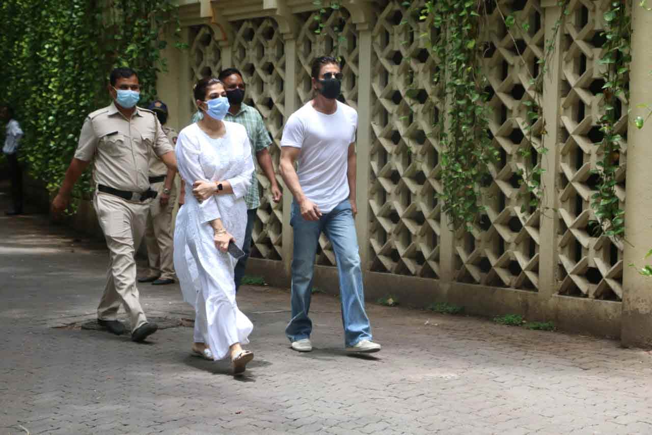 Shah Rukh Khan was one of the first few who came in to pay their respects to Dilip Kumar at his residence in Bandra. He was even seen consoling Saira Banu.