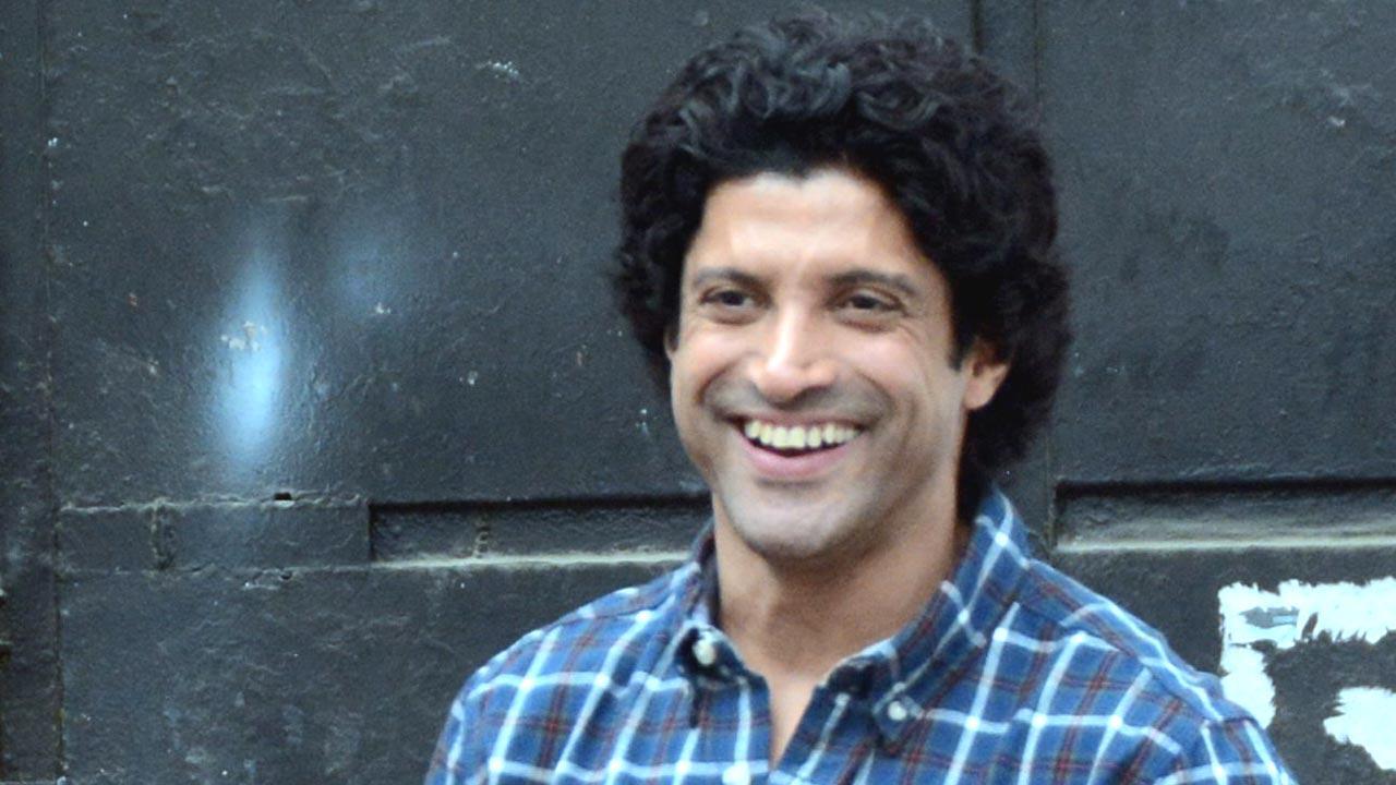 Farhan Akhtar introduces his 'Toofaan' team to fans