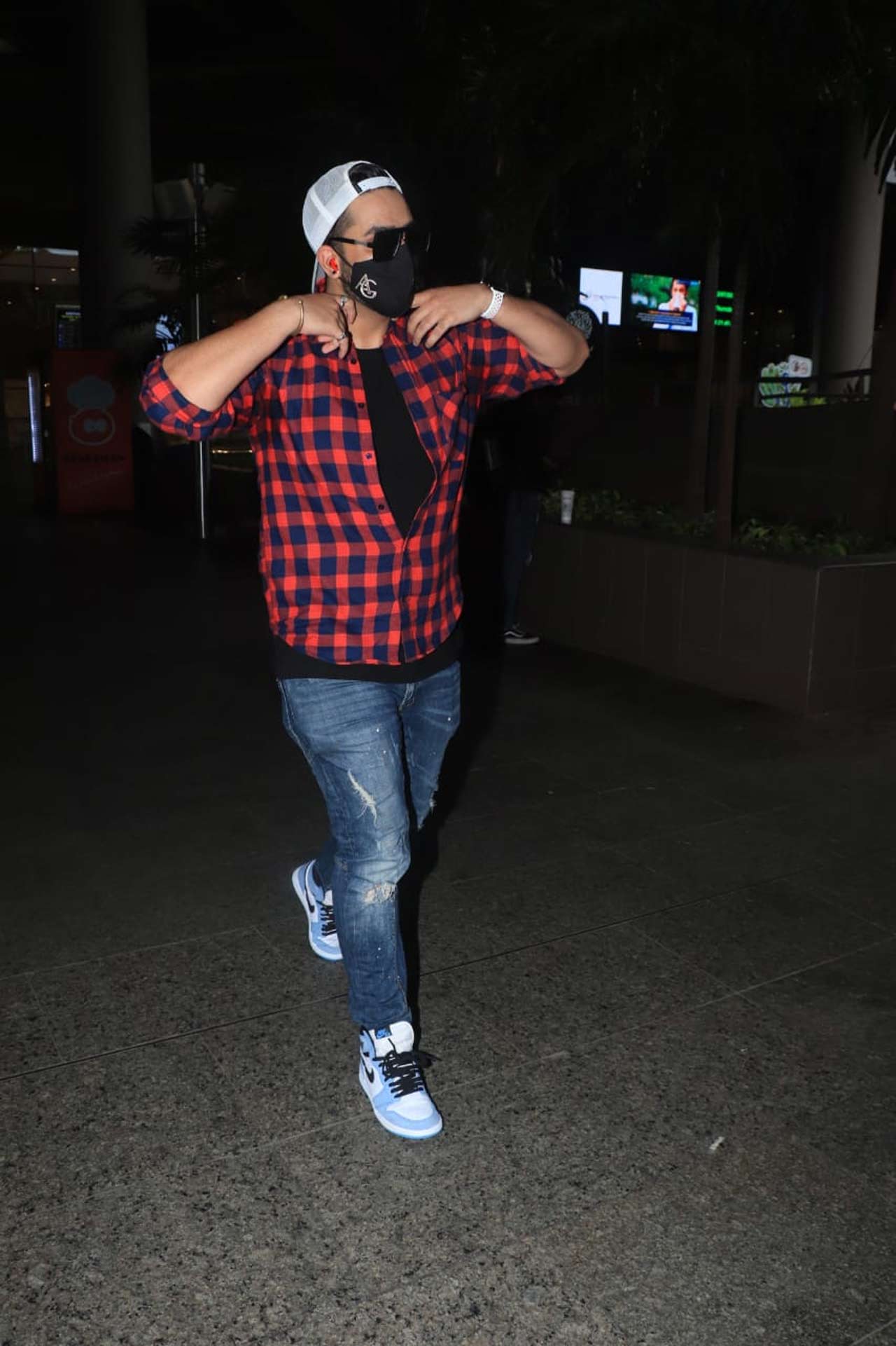 Bigg Boss 14 contestant Aly Goni was also spotted at the Mumbai airport.