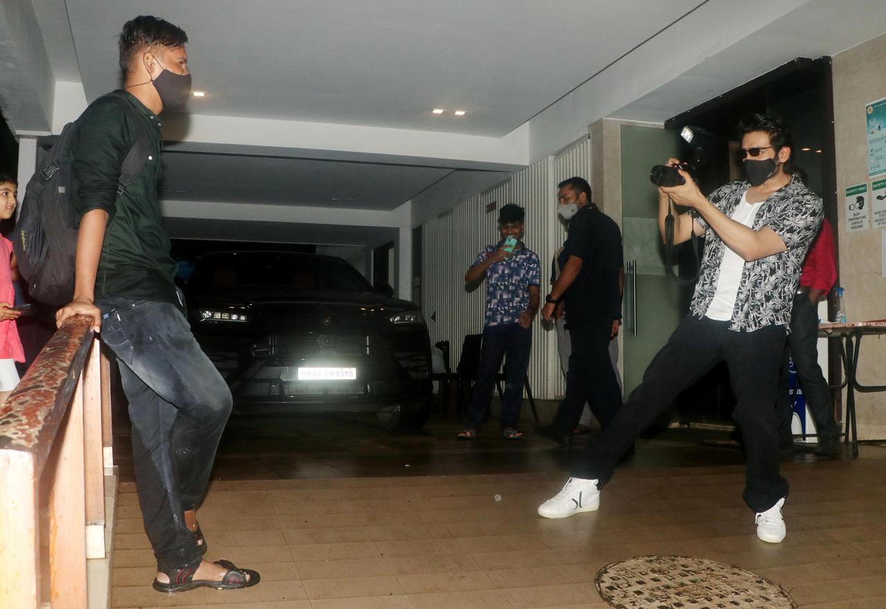 Kartik Aaryan was papped with a bunch of fans, gathered outside his house in Juhu, Mumbai. An elated Kartik even clicked some candid pictures of one of his fans, as can be seen here.
