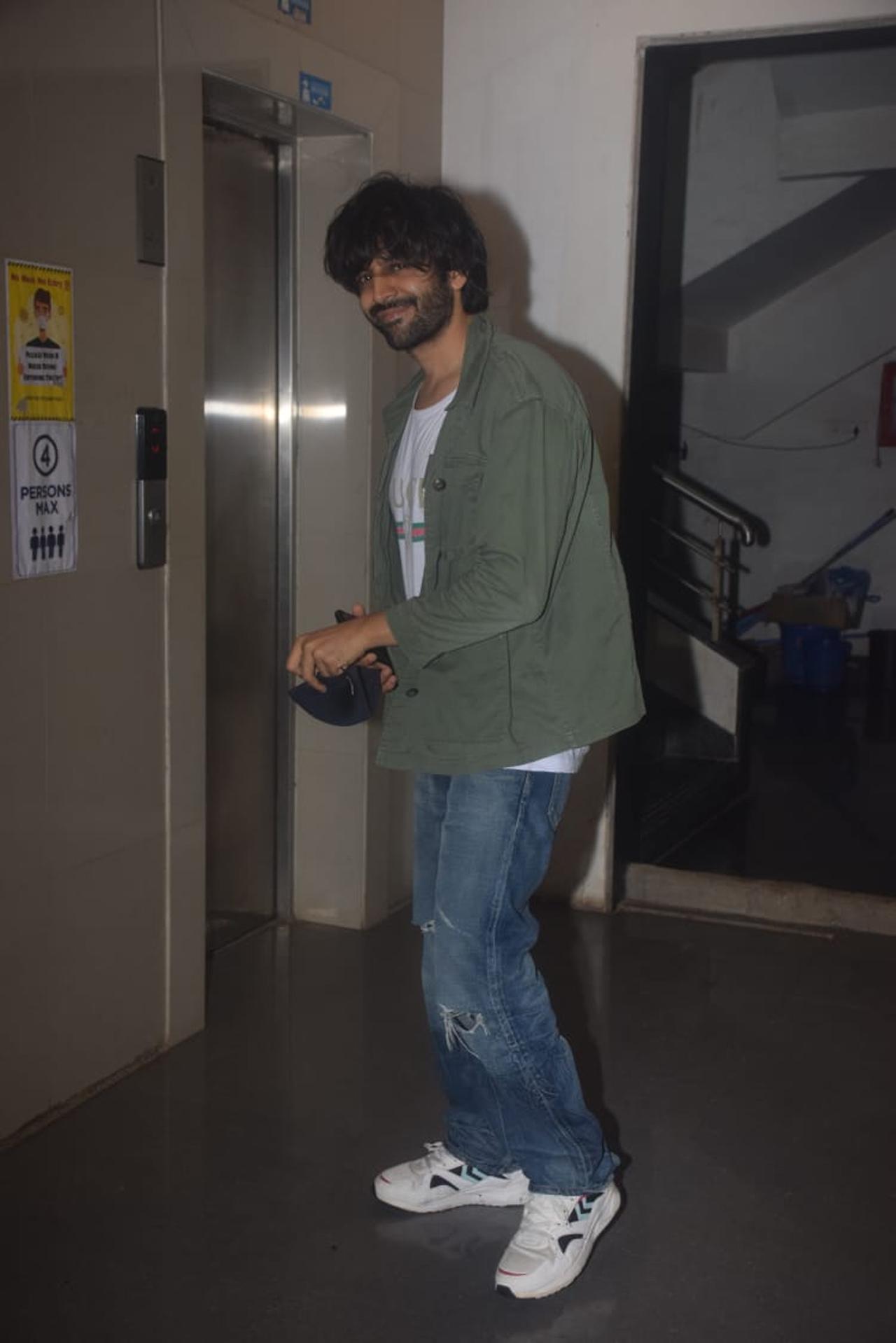 Kartik Aaryan was spotted outside his dance class in Andheri, Mumbai. The actor was all smiles as the paparazzi clicked him.