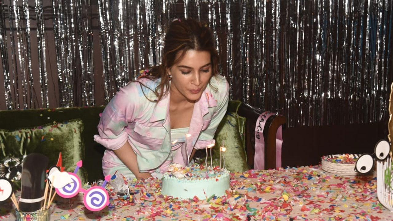 Kriti Sanon celebrates her birthday with a special screening of 'Mimi' and cake cutting