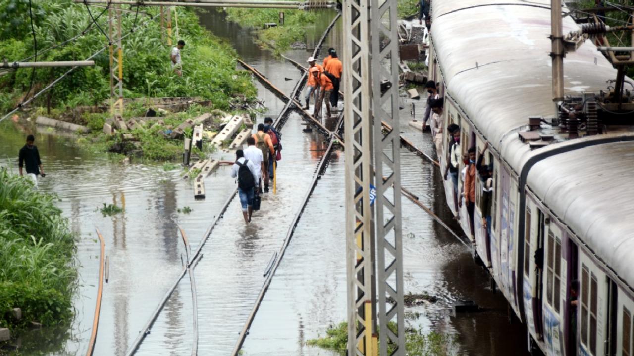 Downpour hits train traffic at Kasara Ghat near Mumbai