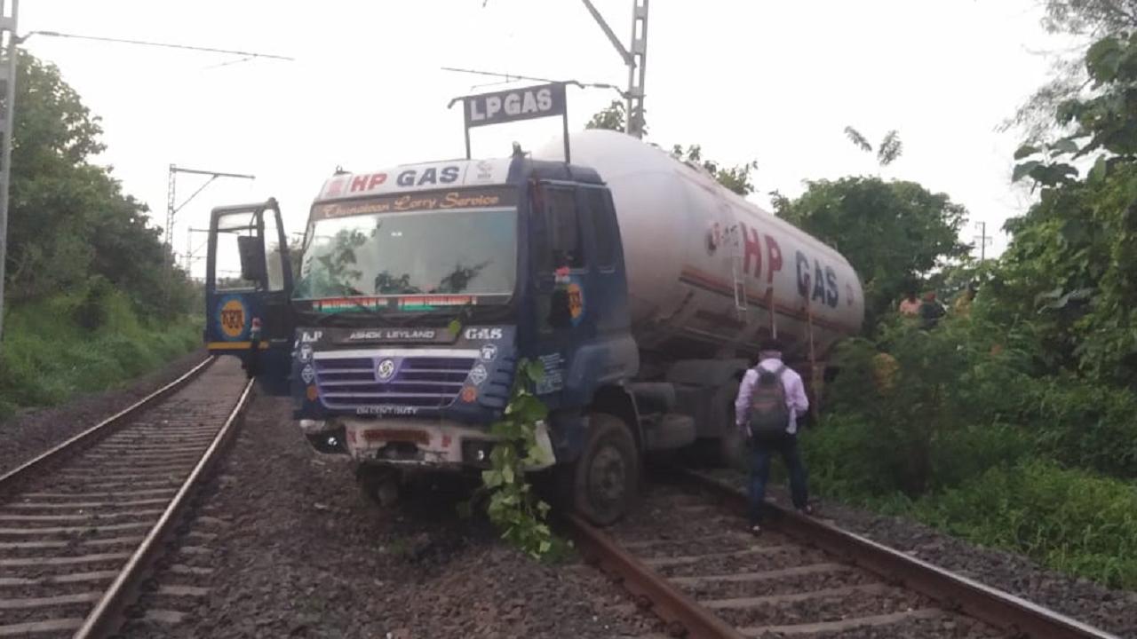 Mumbai: Gas tanker tyre bursts, deviates towards railways tracks; major tragedy averted