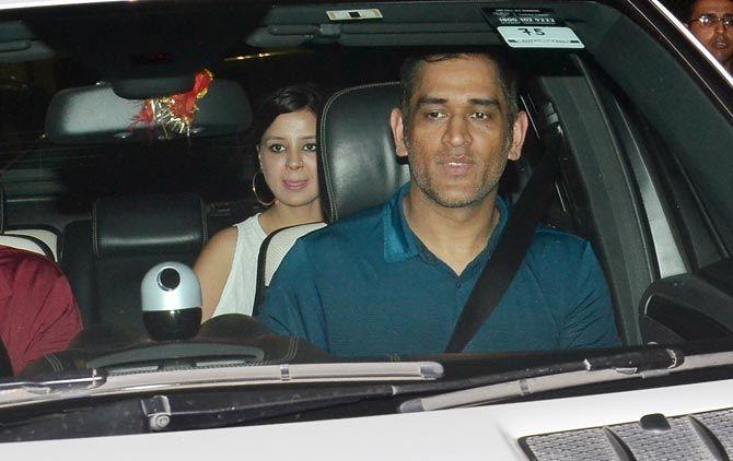 Mahendra Singh Dhoni was spotted with his wife Sakshi Dhoni in their car