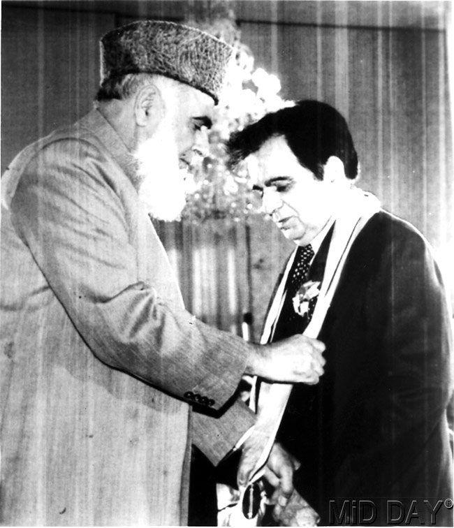 Then Pakistan President Rafiq Tarar confers Nishan-i-Imtiaz, Pakistan's highest civilian award, to Dilip Kumar for his outstanding performance in performing arts at the presidential palace in Islamabad on March 24, 1998