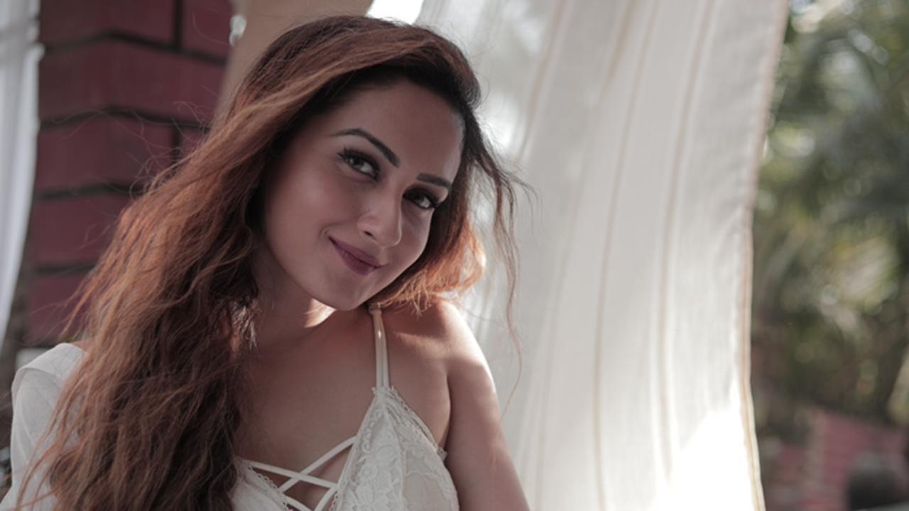 Actress Zaara Yesmin oozes oomph in her latest song ‘Is Tarah Aashiqui Ka’