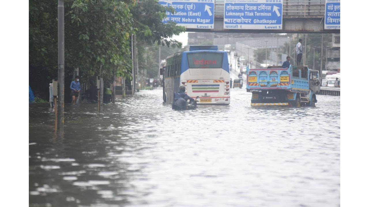 Traffic at Lokmanya Tilak Terminus road in Kurla amid heavy rainfall in Mumbai. Pic/ Sameer Markhende