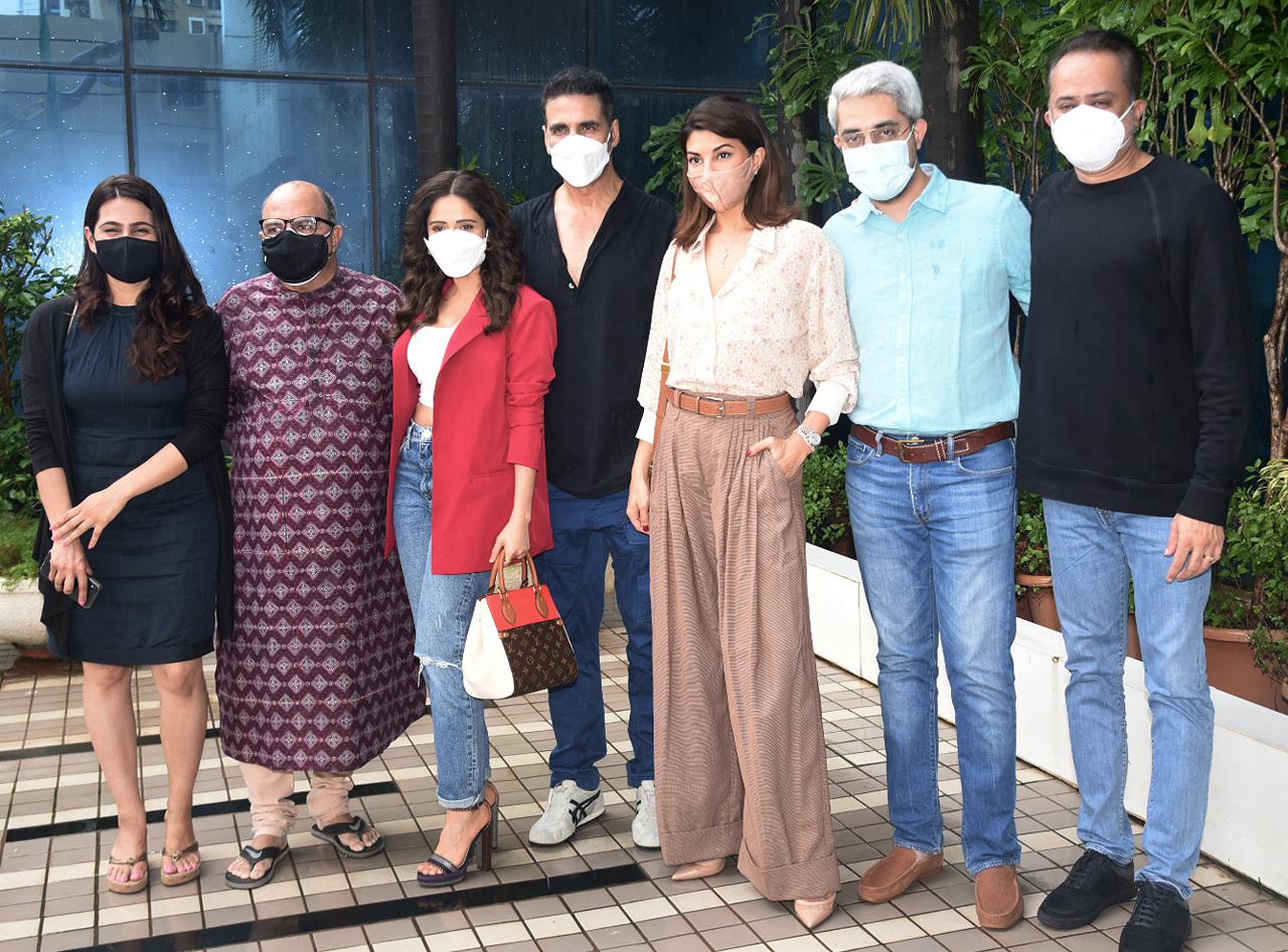 Akshay Kumar, Jacqueline Fernandez, Nushrratt Bharuccha, producer Vikram Malhotra and director Abhishek Sharma were spotted at Abundantia Entertainment’s office to watch the rushes of their film 'Ram Setu' together. The film's unit had performed the mahurat shot in Ayodhya in March this year.