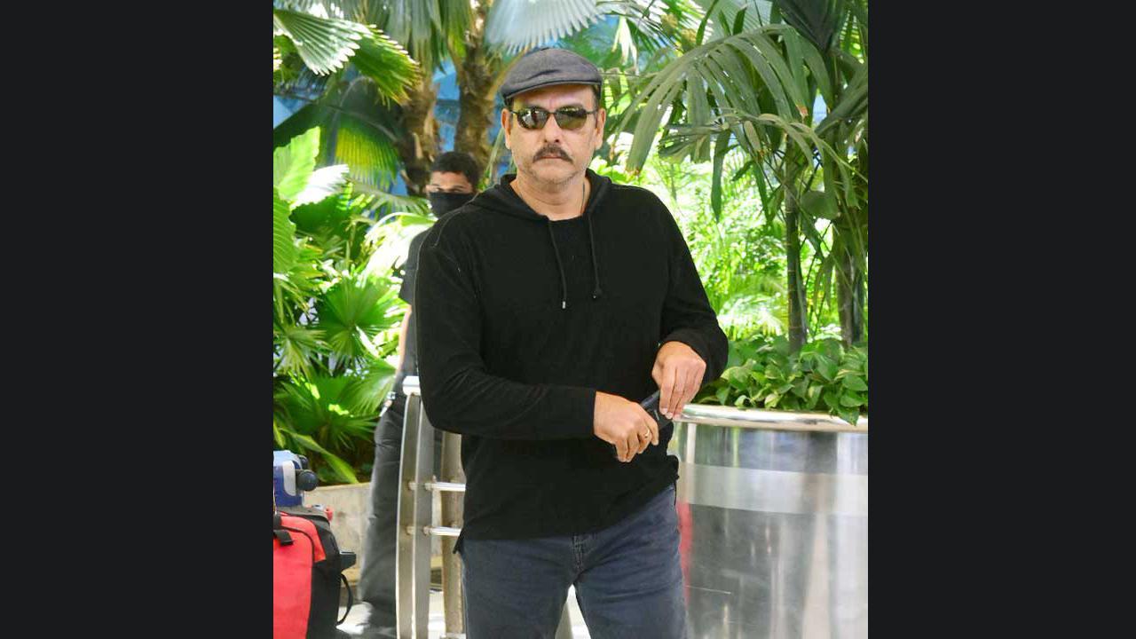 Photo: Ravi Shastri enjoys Roger Federer's Wimbledon match