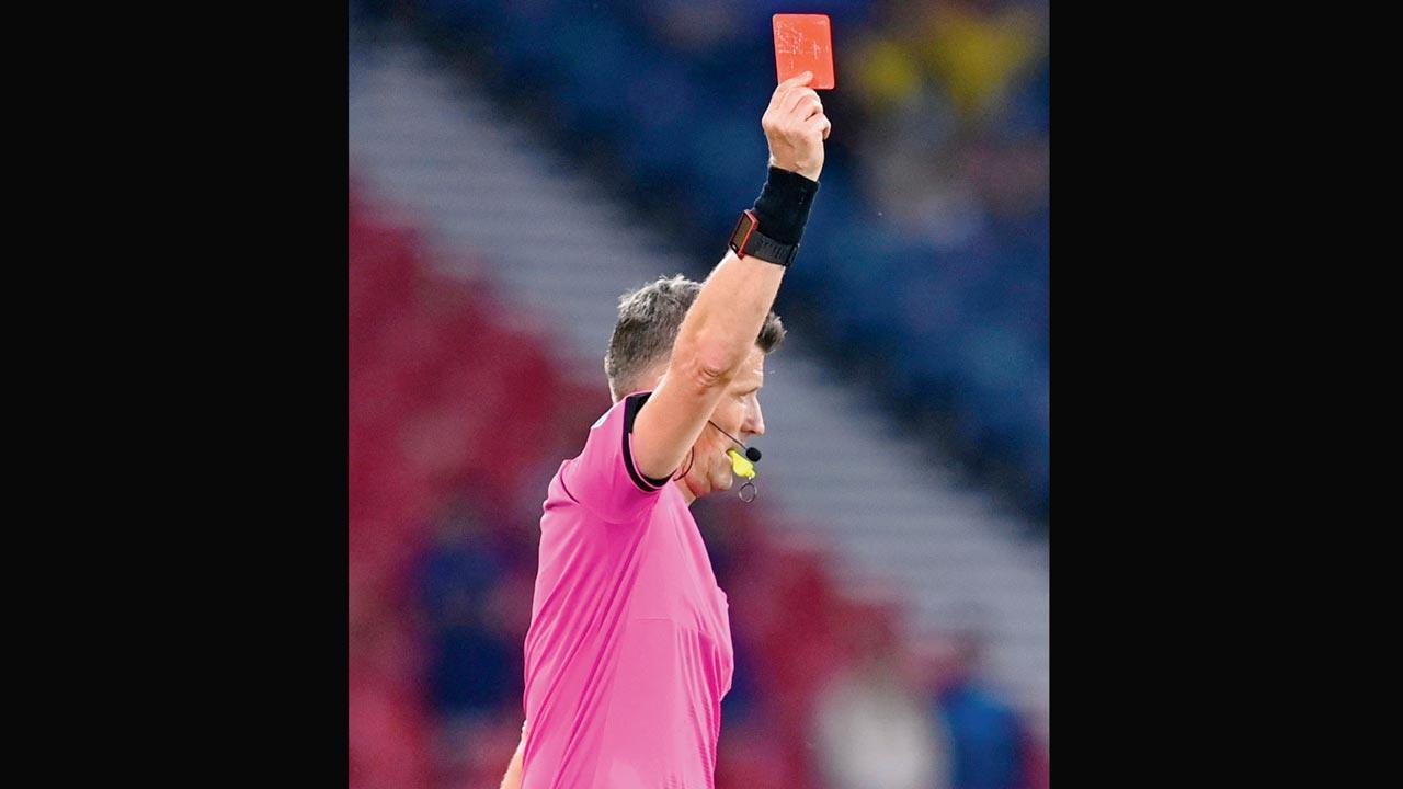 Euro referees praised for letting the game flow