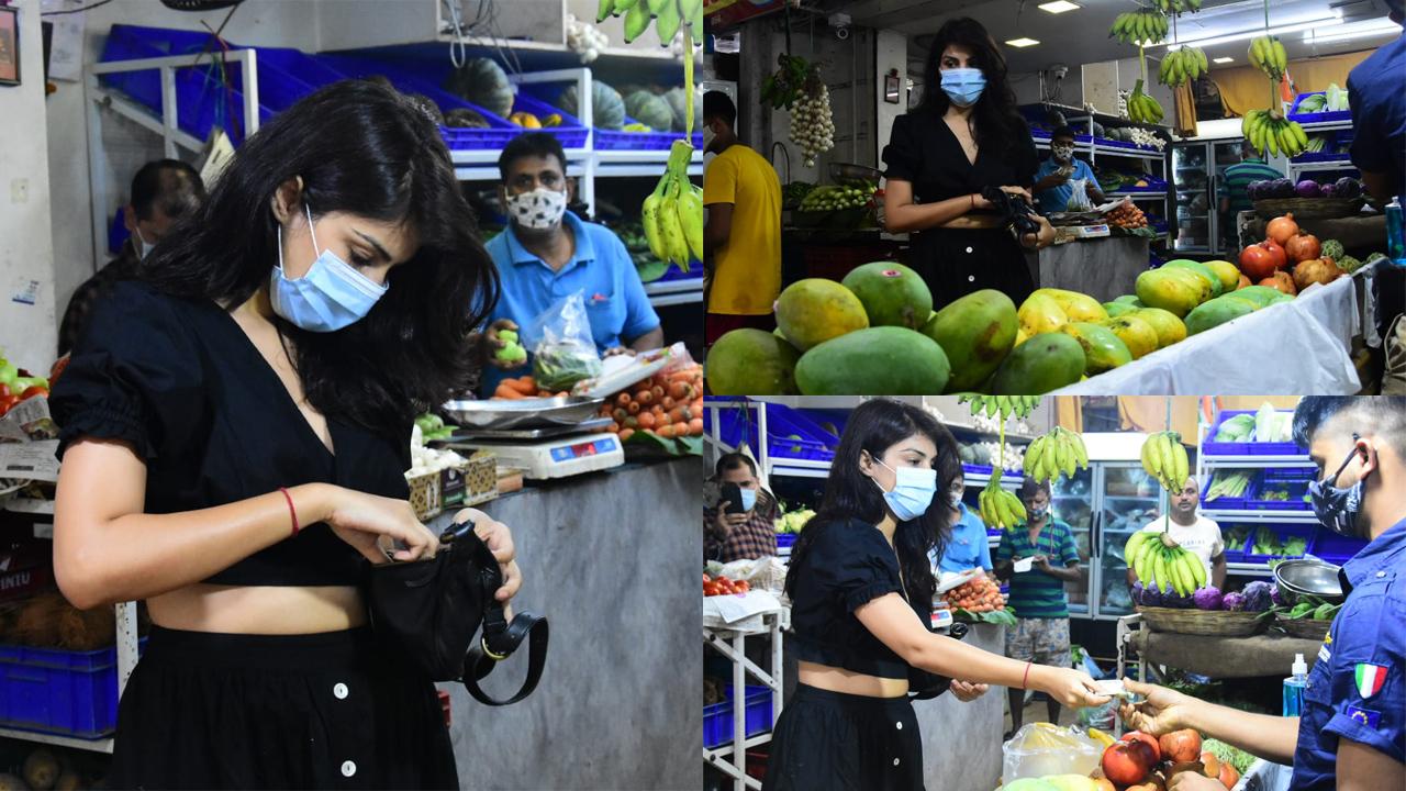 Rhea Chakraborty was snapped while she was busy shopping for some fresh fruits at Pali market, Bandra. The actress quickly made her way to her home, seeing paparazzi following her at the fruit shop.