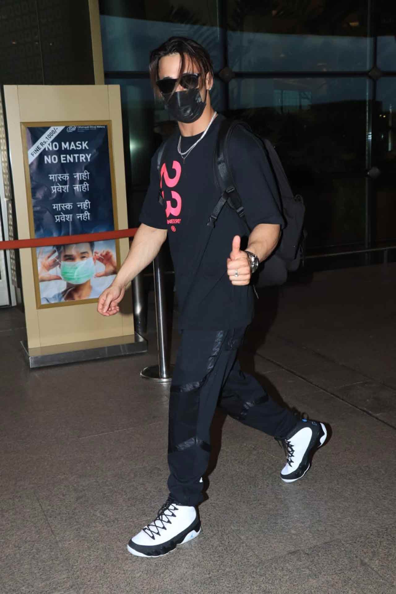 Asim Riaz was snapped by the shutterbugs at the Mumbai airport. The actor posed for the paparazzi as he stepped out of the airport. All pictures/Yogen Shah