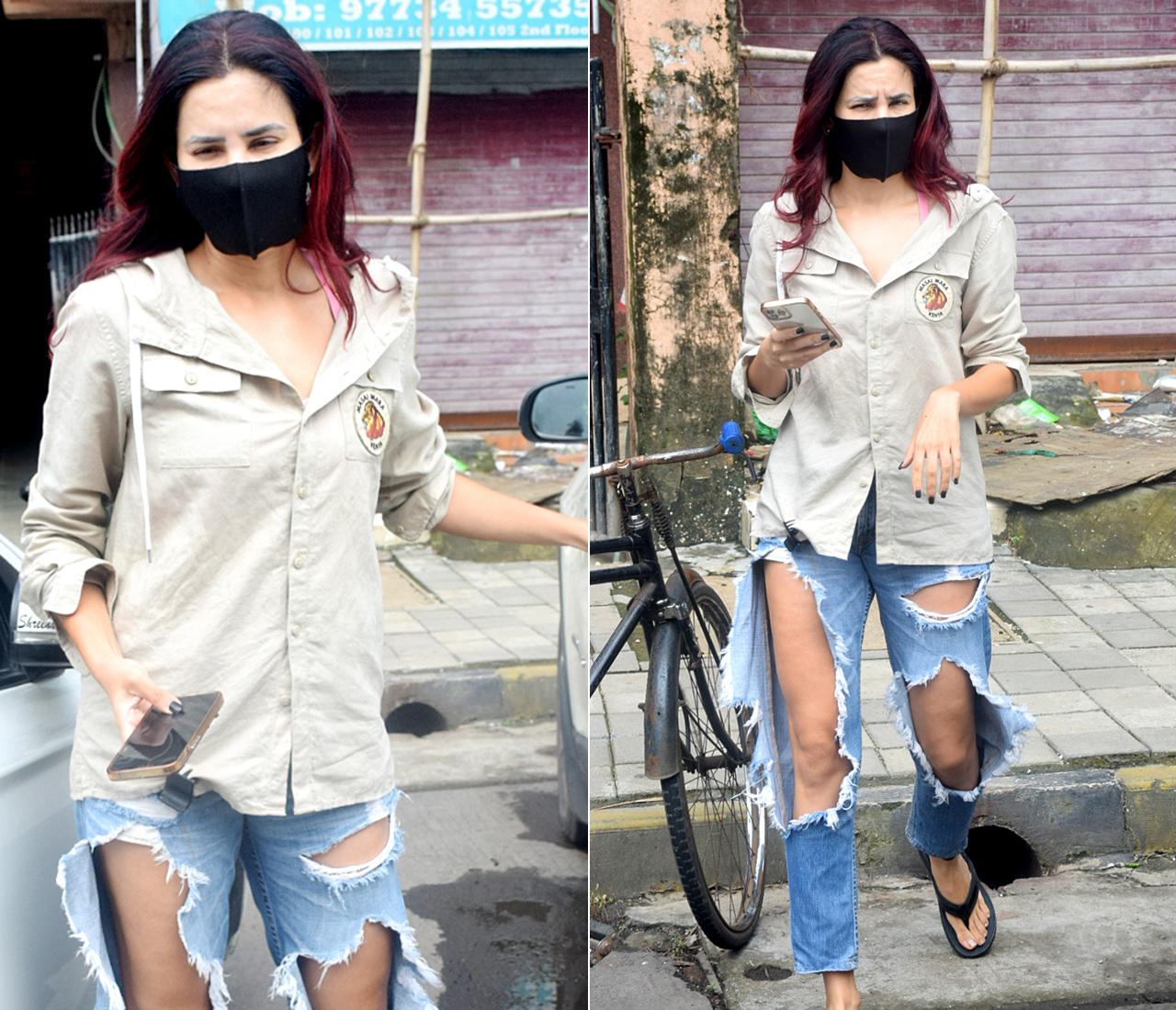 Sonnalli Seygall was snapped in Bandra, Mumbai in her casual best. The 'Jai Mummy Di' actress opted for a grey hoodie shirt, paired with super-ripped jeans and black slippers.