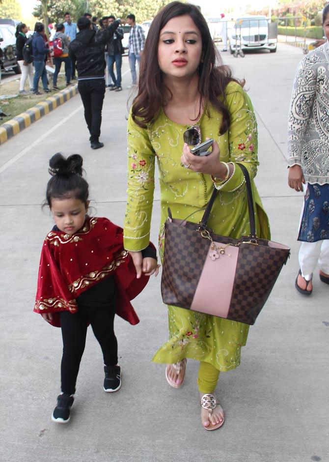 Sakshi and Mahi's daughter Ziva looked cute in a red kaftan teamed with a black top and black pants. Sakshi Dhoni seemed to have her hands full holding her daughter with one hand and holding her phone and bag in the other hand.
