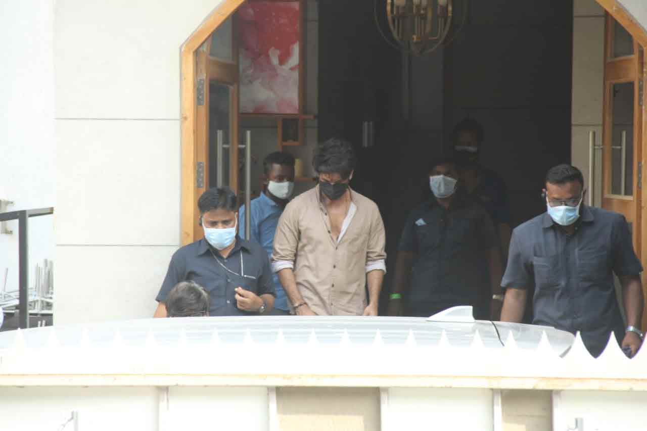 Shahid Kapoor, who will be next seen in Jersey, was clicked on-location shoot in Bandra, Mumbai. The actor, on the work front, also has Farzi and Yoddha in his kitty. It is also said that Shahid will soon make his digital debut.
