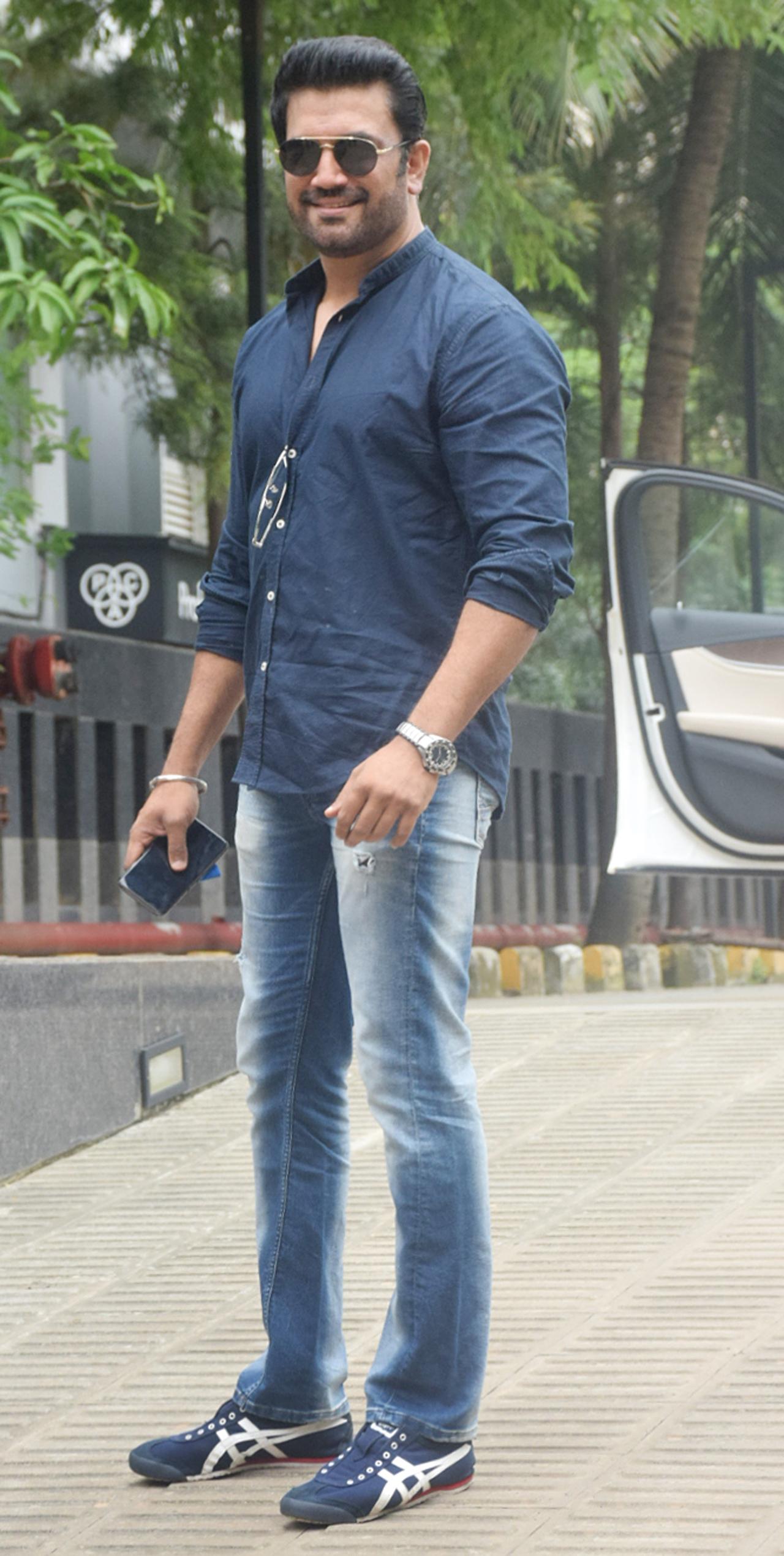 Sharad Kelkar was snapped outside Dharma Productions office in Andheri, Mumbai. The actor, dressed in a blue shirt and blue jeans, was all smiles for the paparazzi and also posed for the shutterbugs.
