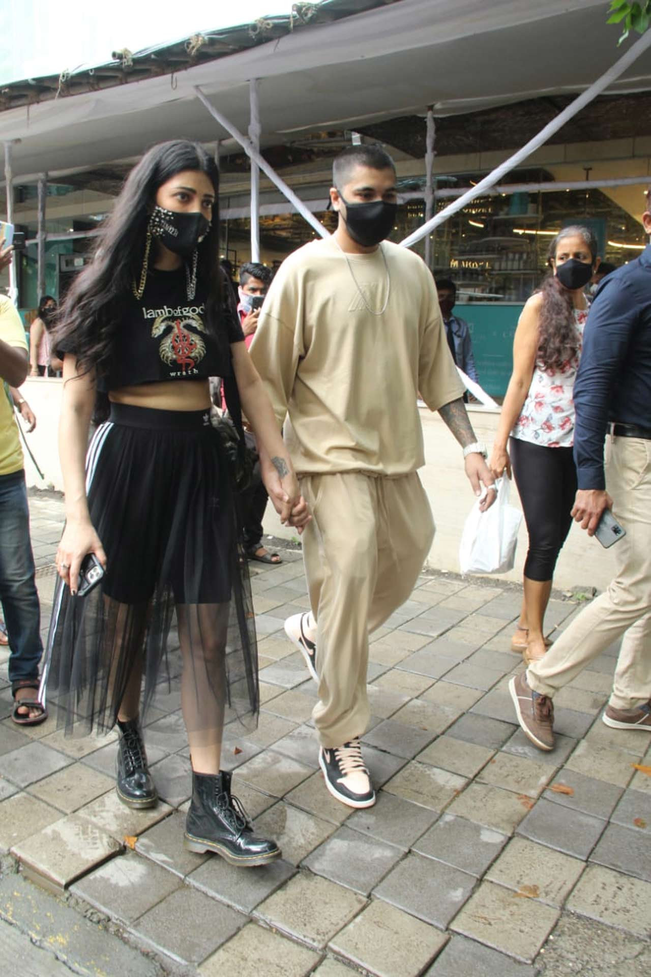 Shruti Haasan stepped out with her friend to run some errands at a food mall in Bandra, Mumbai.