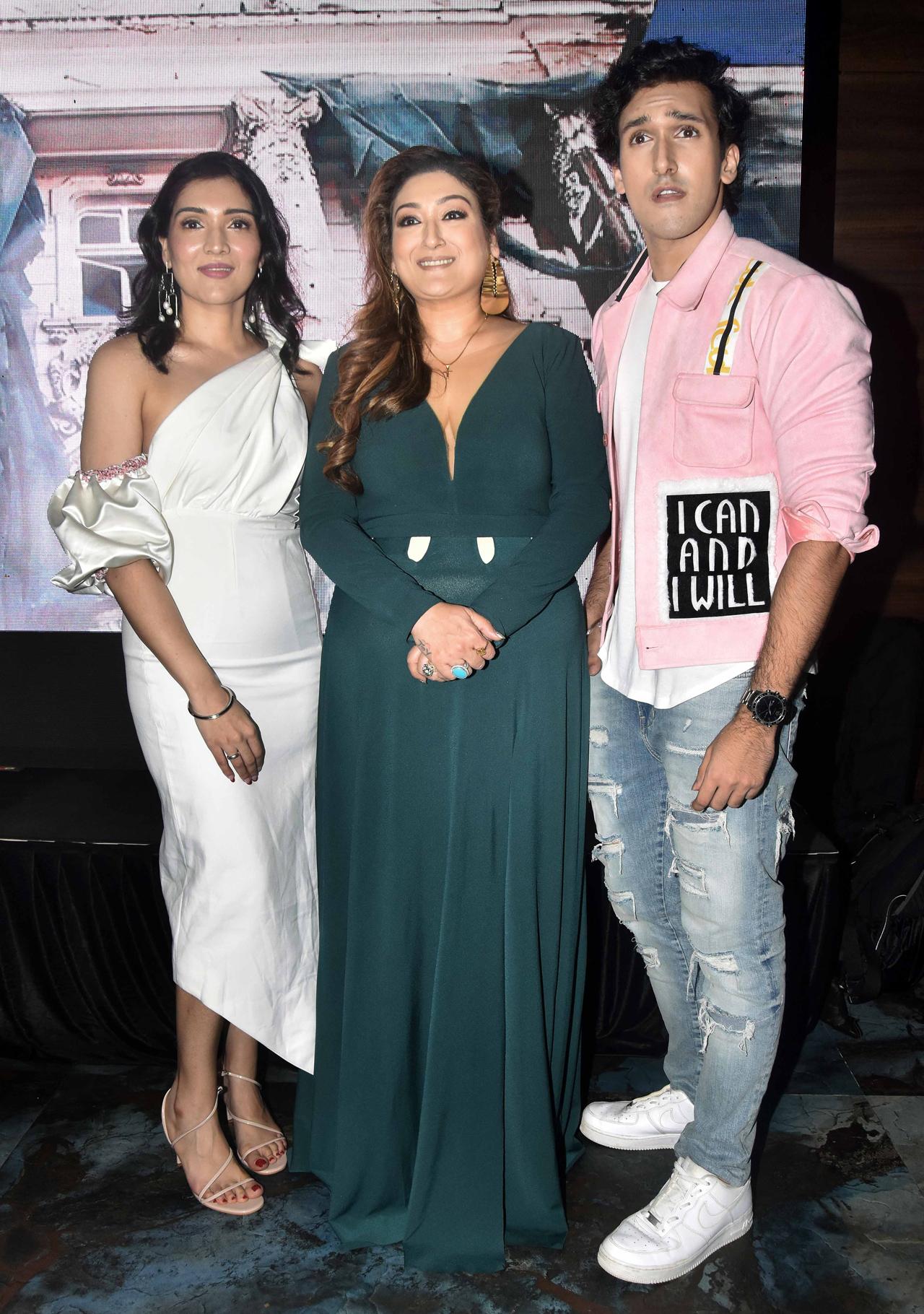 Sung by Shibani Kashyap and Veen Ranjha, Tina Ahuja's song 'Lakk Shake' is a mix of Hindi and Punjabi. Shot in Chandigarh, the video features Anvarul Hasan Annu alongside Tina. Govinda had to give it a skip for the launch event, however, Tina's mother and brother joined the celebrations.