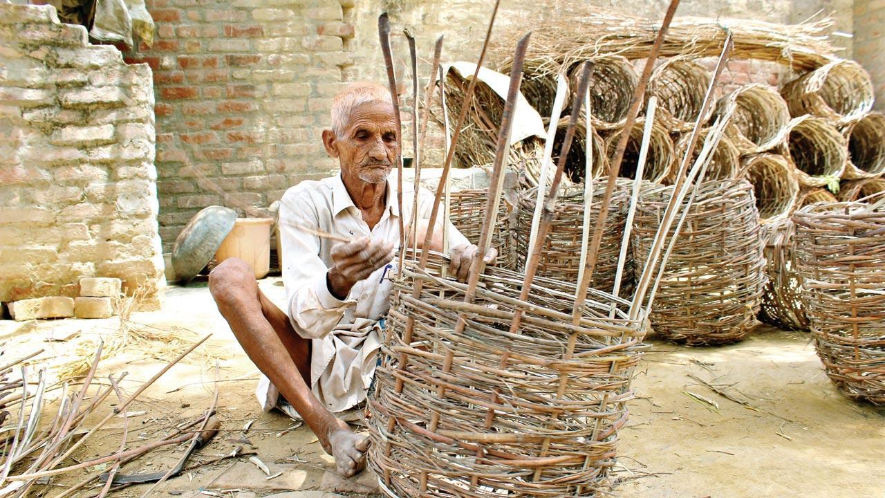 Aligarh through its artisans