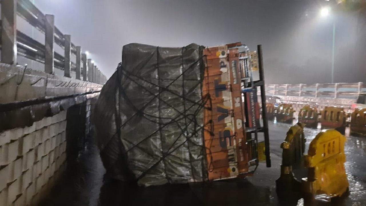 Thane: Truck full of tomatoes overturns on Eastern Express Highway, 1 injured