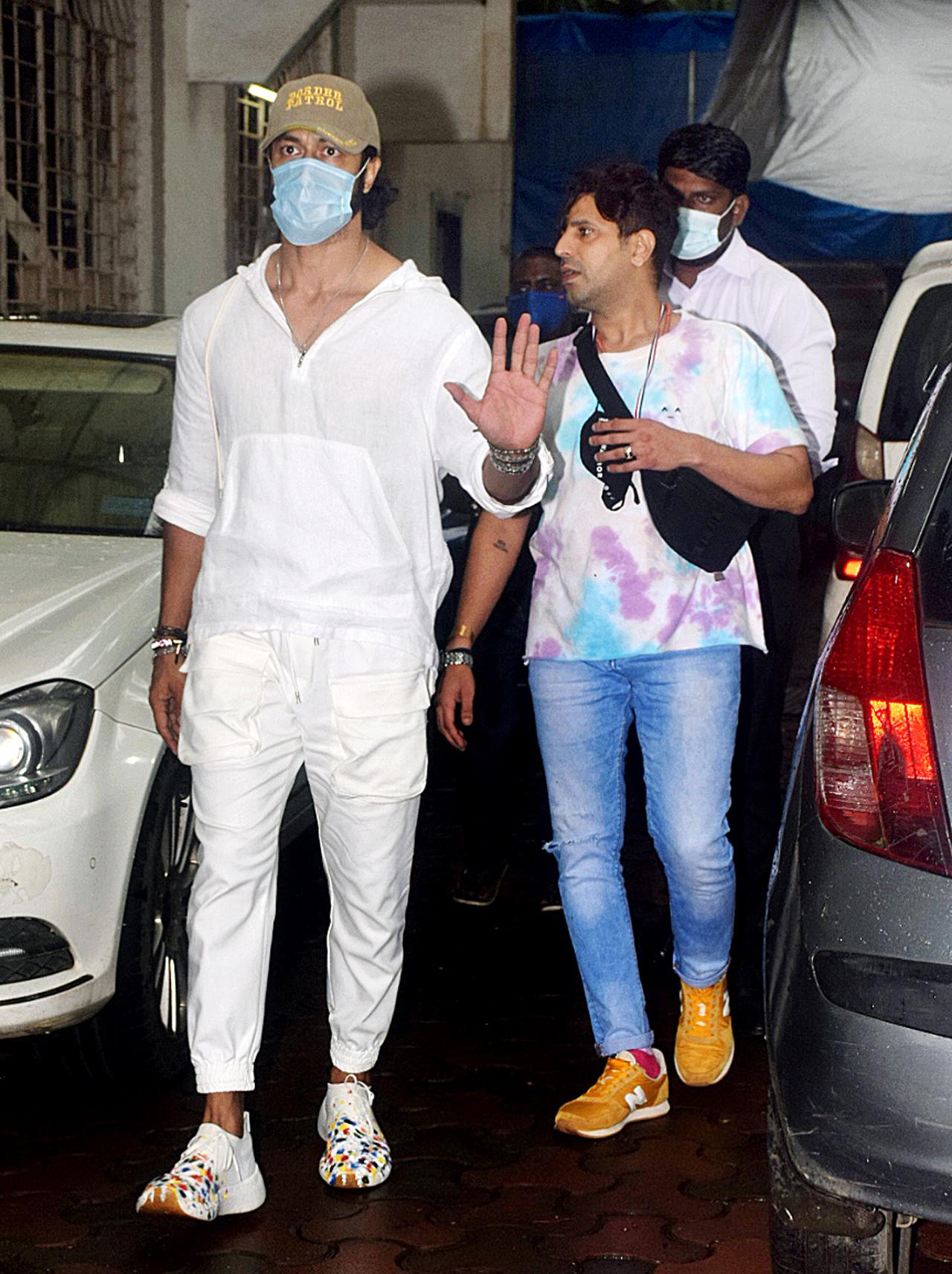 Vidyut Jammwal was clicked with his 'Khuda Haafiz' director Faruk Kabir outside an office in Andheri, Mumbai. Last year, the filmmaker's web film, '377 Ab-Normal' won in the Best Web Film category at the mid-day Hitlist Web Awards.