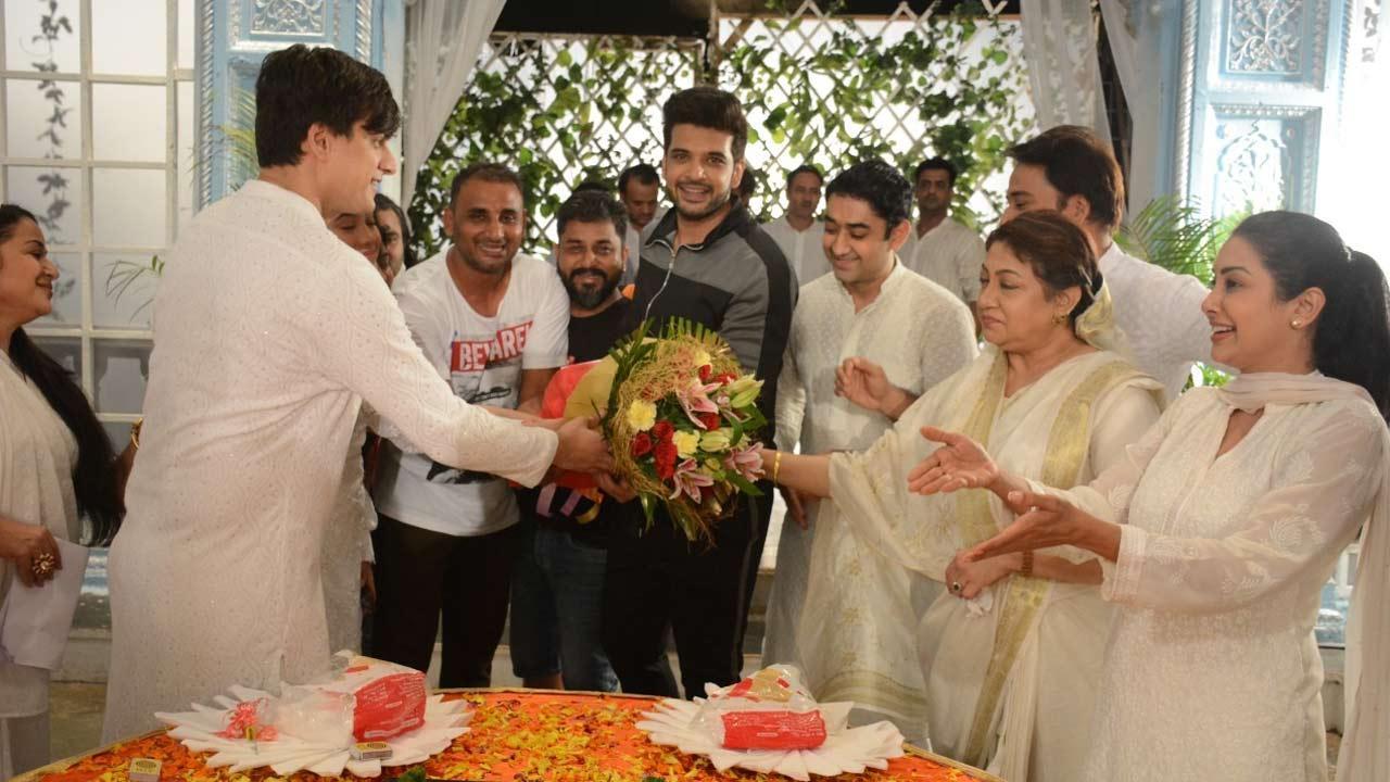 Karan Kundrra bids adieu to Rajan Shahi's 'Yeh Rishta Kya Kehlata Hai'; gets a warm farewell