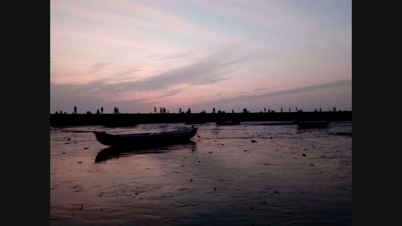 Priyanka Jadhav, a cancer survivor from Thane captures a pink and purple-hued sky near her. Photo: Rajen Nair/Cancer Art Project