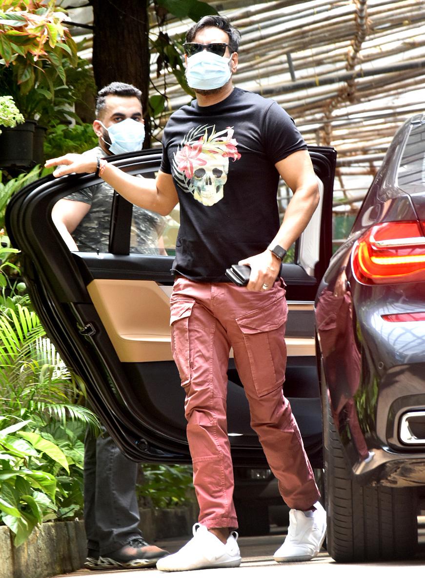 Ajay Devgn was clicked at the recording studio in Juhu. The actor has plenty of films in his kitty. He will be seen in 'Maidan', 'Bhuj: The Pride of India' and 'Mayday'. Not only this, but he is also set to make his digital debut with the crime drama web series 'Rudra: The Edge Of Darkness'.